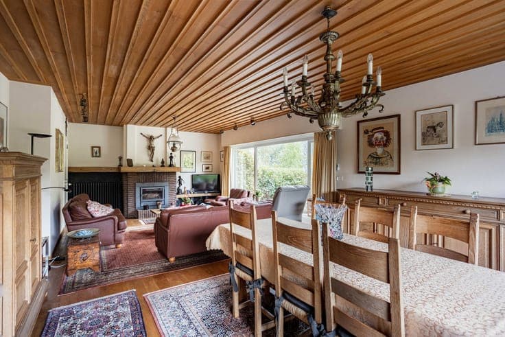 Unique bungalow on 27 ares with private woodland and pond