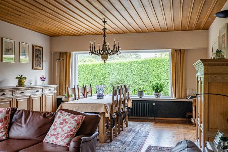 Unique bungalow on 27 ares with private woodland and pond