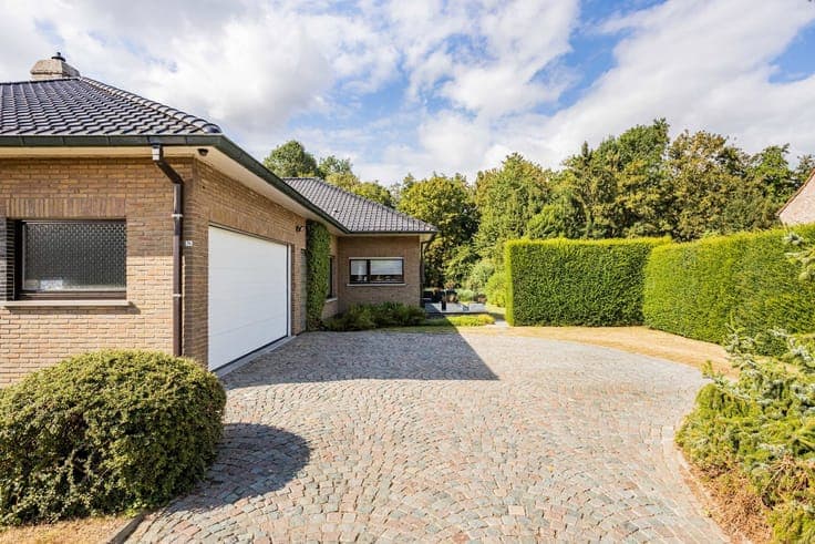 Unique bungalow on 27 ares with private woodland and pond