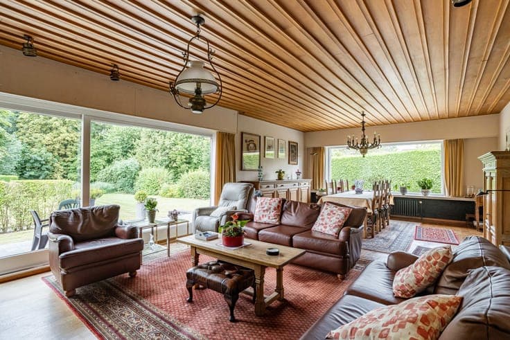 Unique bungalow on 27 ares with private woodland and pond