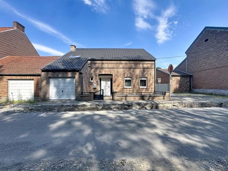 3-façade house with garage and garden