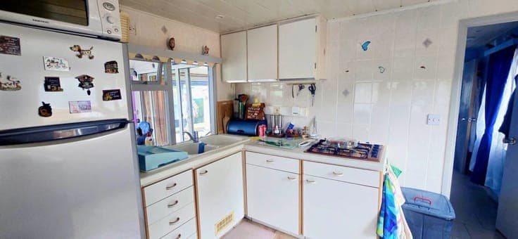 Lovely bungalow sold furnished