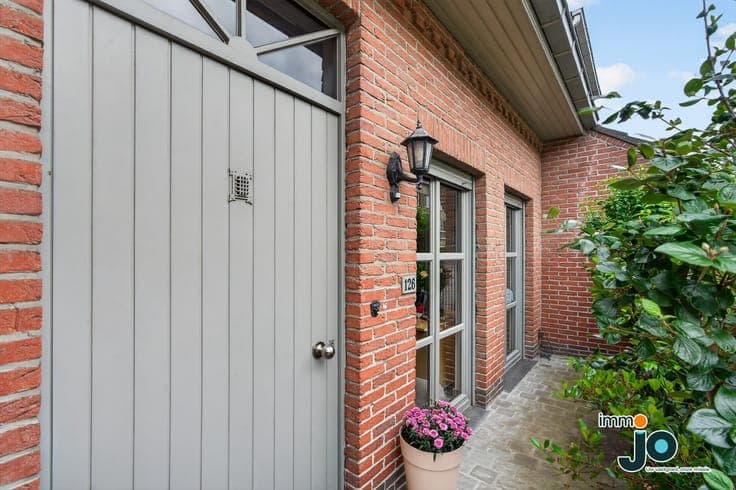 Move-in-ready 3-bedroom family home with an indoor garage...