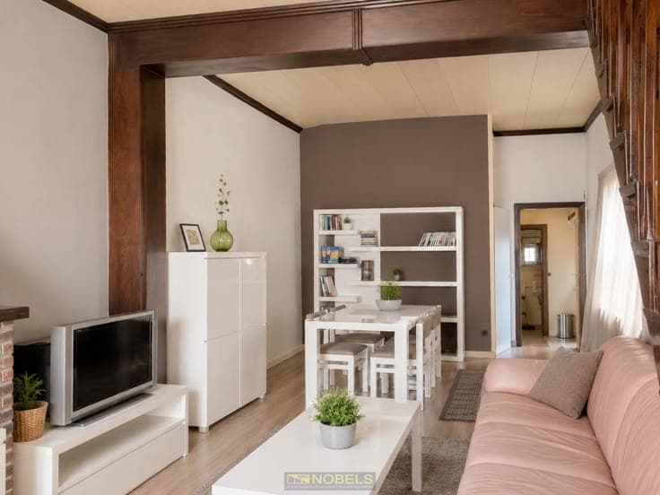 Te koop, grote burgerwoning met ruim leefvolume in centru...