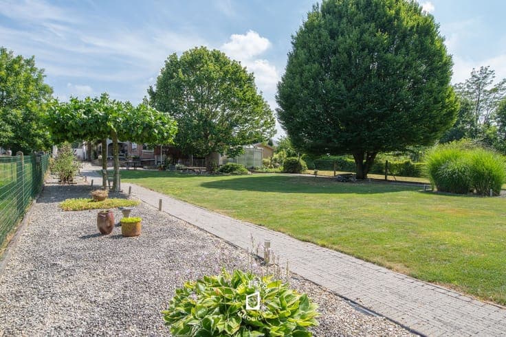 Unieke eigendom met villa, zalige tuin, werkplaats en tal...