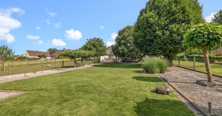 Unieke eigendom met villa, zalige tuin, werkplaats en tal...