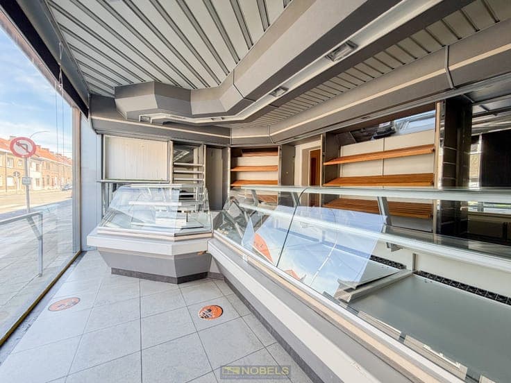 Te koop, Commerciële eigendom met woonst en 2 garages nab...