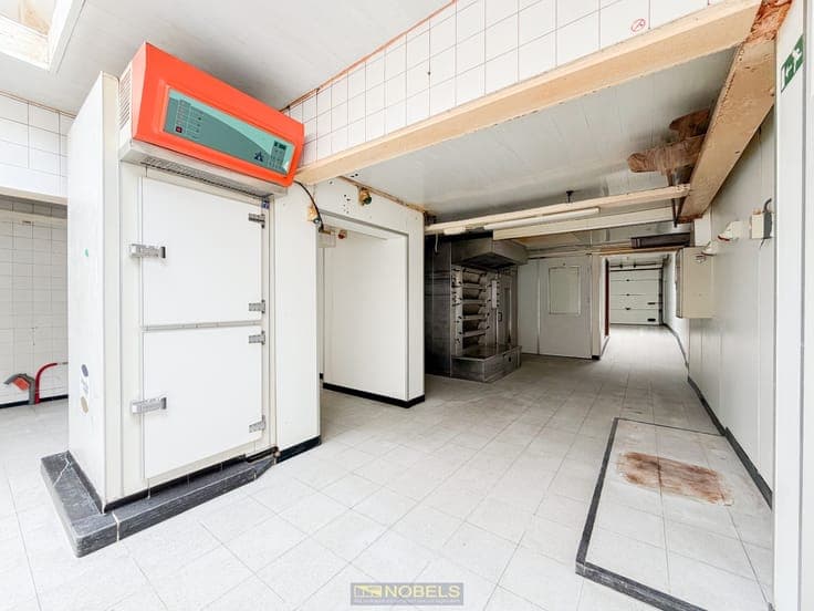 Te koop, Commerciële eigendom met woonst en 2 garages nab...