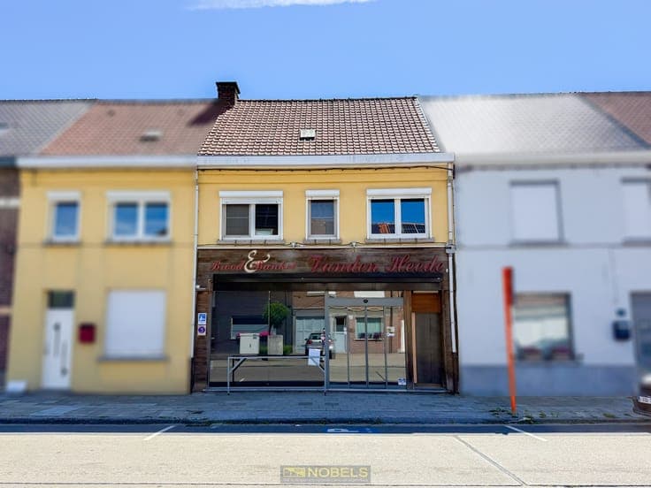 Te koop, Commerciële eigendom met woonst en 2 garages nab...