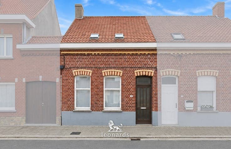 Property to renovate with spacious garden in Deerlijk
