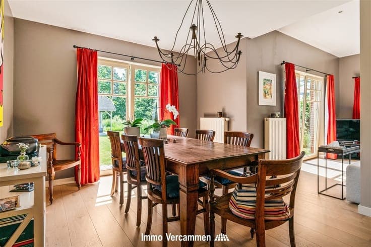 Elegante herenwoning met 4 slaapkamers, ruime zolder en zonn