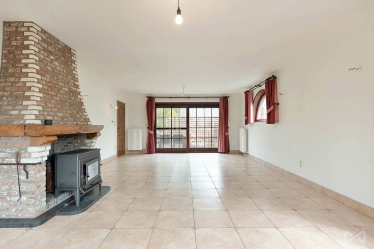 An exceptionally spacious property with space for a self-con