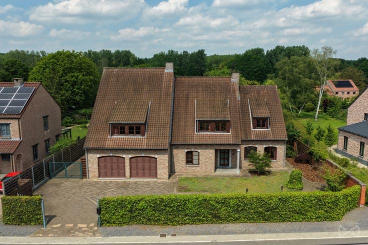 An exceptionally spacious property with space for a self-con