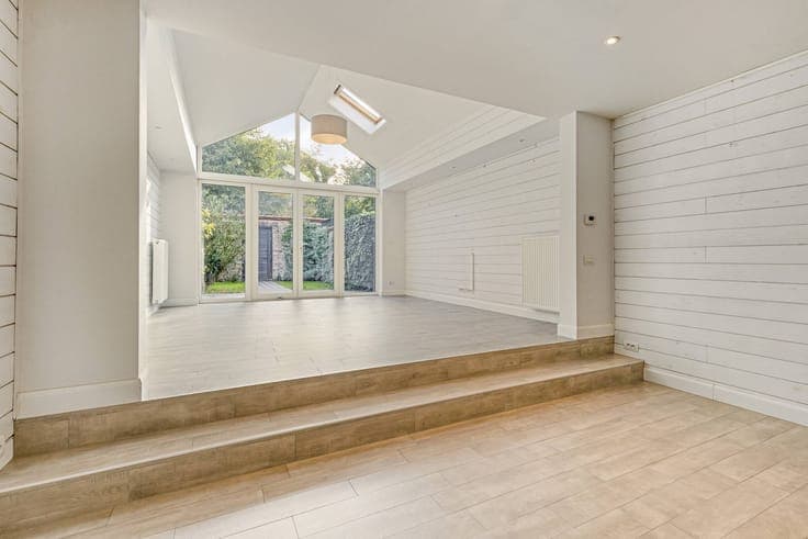 Ready to move in house for sale with garden and garage in Br