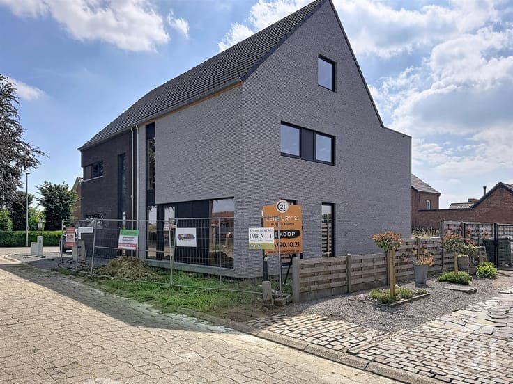 New construction home in very quiet street for sale!