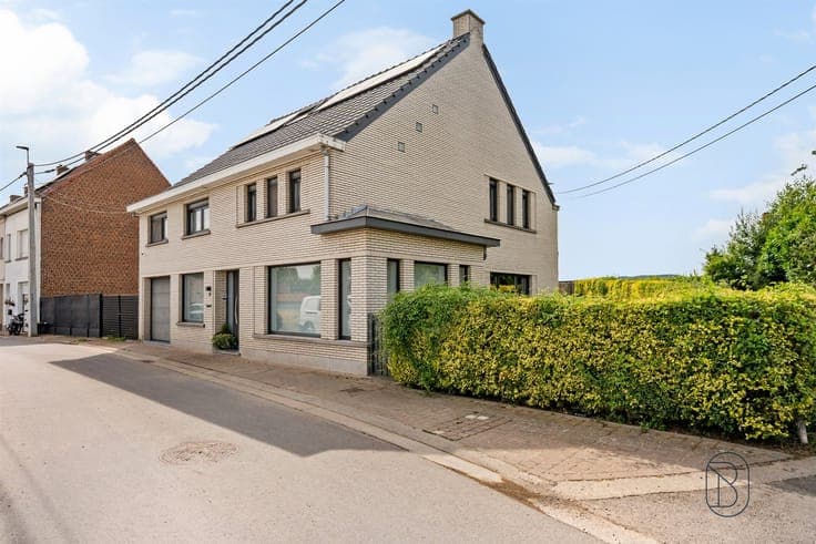 Recently renovated family home with 4 bedrooms, a garage, an