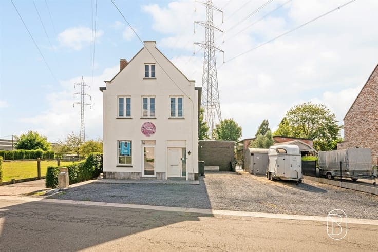 A move-in-ready single-family home on 1,082 m²!