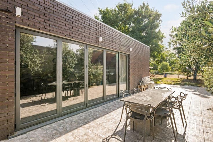 A move-in-ready single-family home on 1,082 m²!