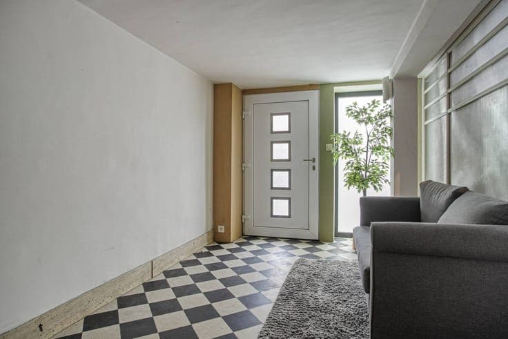 Unique property with warehouse and 2 renovated apartments