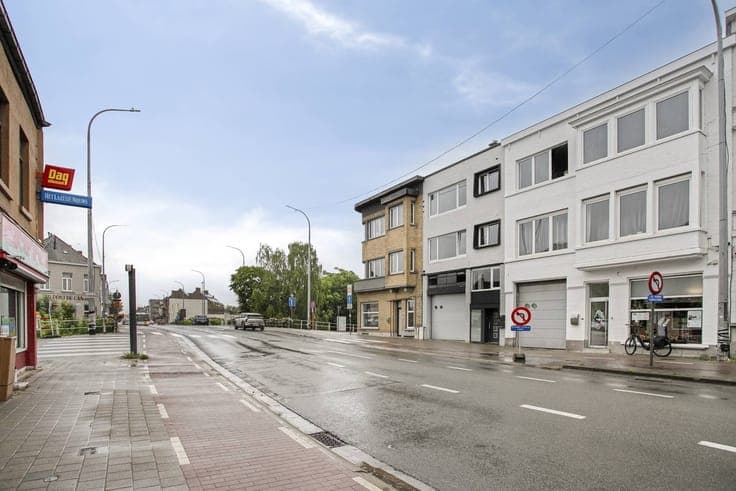Unique property with warehouse and 2 renovated apartments