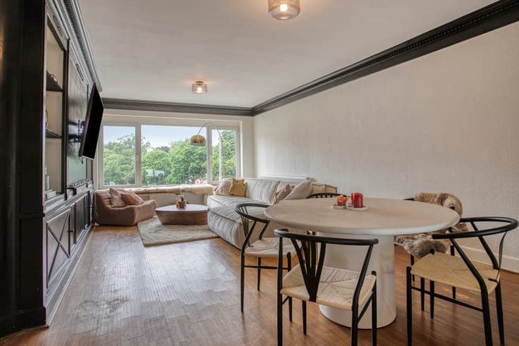 Unique property with warehouse and 2 renovated apartments
