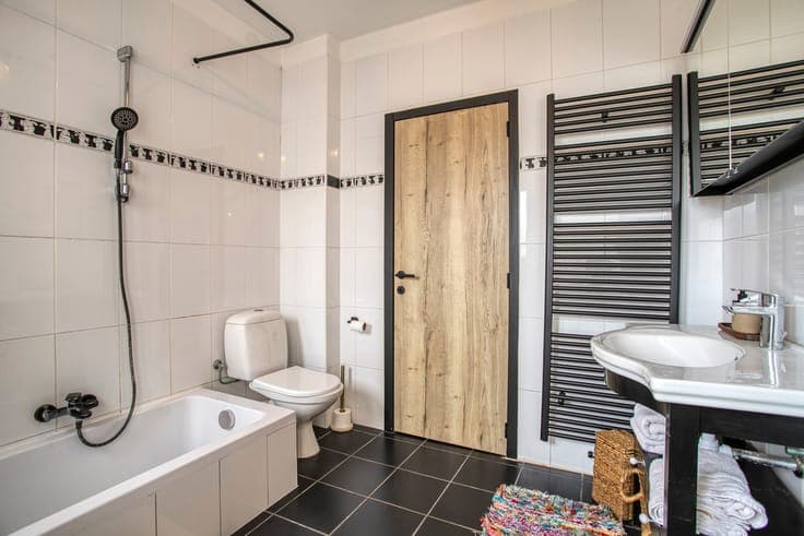 Unique property with warehouse and 2 renovated apartments