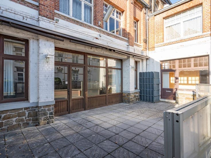 Retail space + office + 5-bedroom apartment
