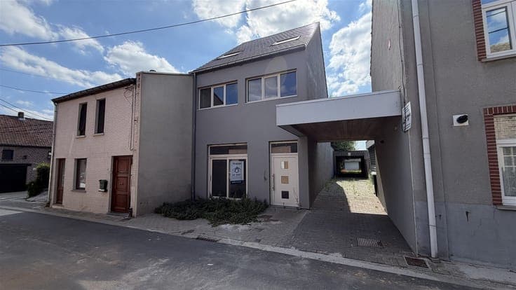 Unique investment opportunity or ideal kangaroo home in a pr