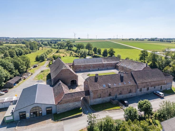 Characterful real estate estate set on 5 hectares of land