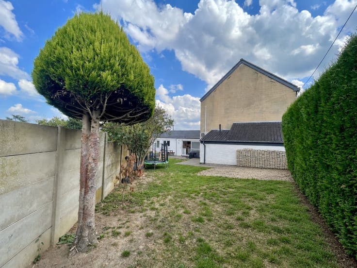 Beautifully renovated townhouse with garage and garden