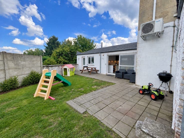 Beautifully renovated townhouse with garage and garden