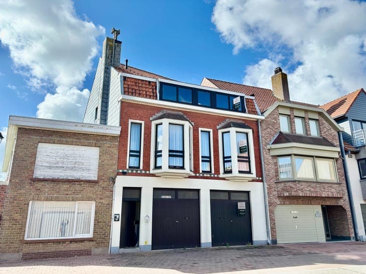 Opbrengsteigendom met 3 appartementen en 2 garages op top...