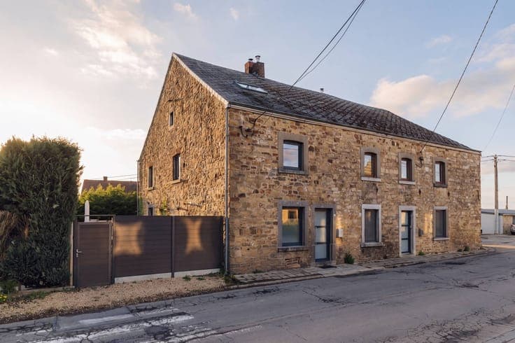 Located in the village of Maillen, between Namur and Ciney