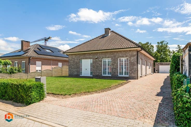 Laagbouw met 2 slpkrs en aparte garage in Heist-op-den-Berg