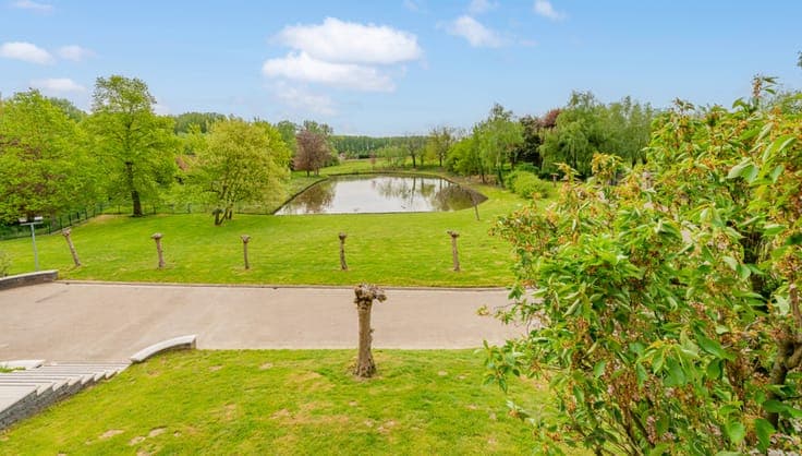 Villa with great potential on large plot in Lennik