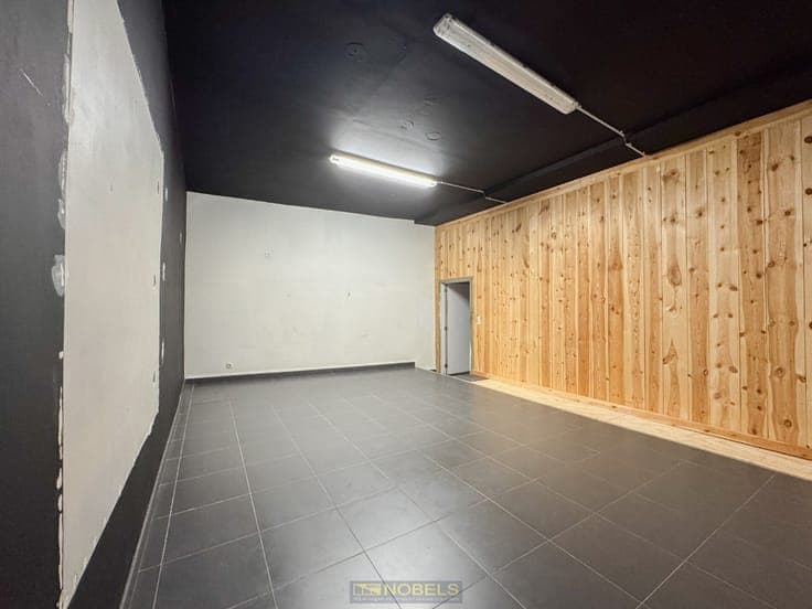 Te koop, multifunctioneel handelspand met ruime woonst in...
