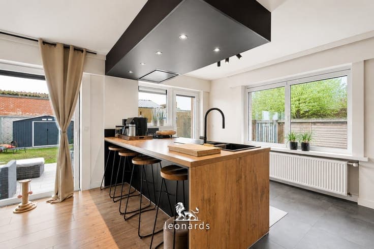 Move-in ready semi-detached home with workshop