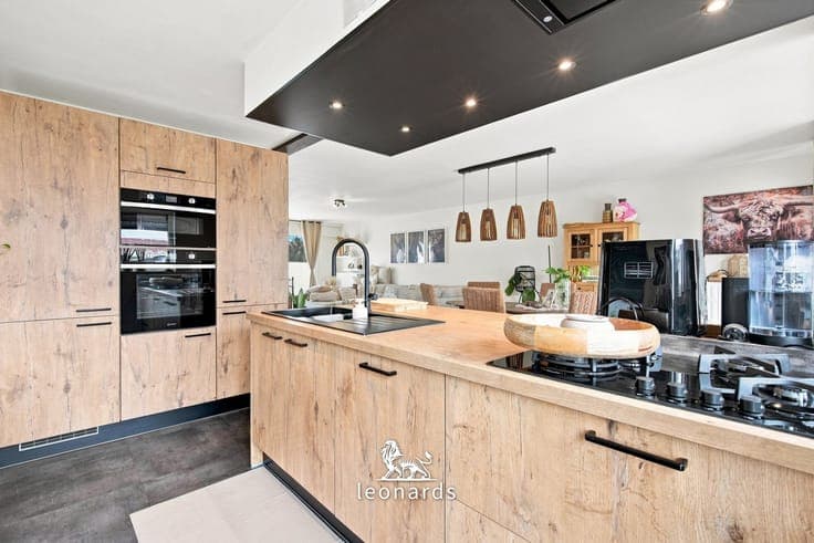 Move-in ready semi-detached home with workshop
