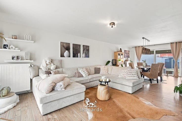 Move-in ready semi-detached home with workshop