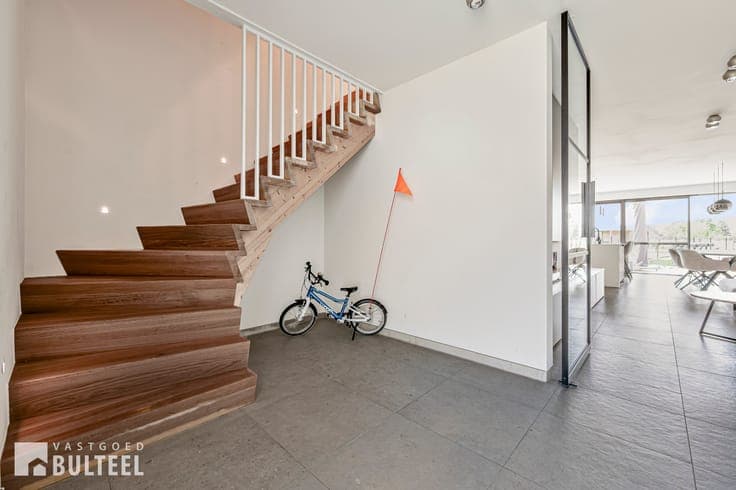 Hedendaagse BEN-woning met 4 slaapkamers, tuin en carport.