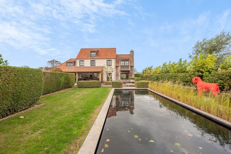 Beautiful detached villa with open views and outdoor swim...