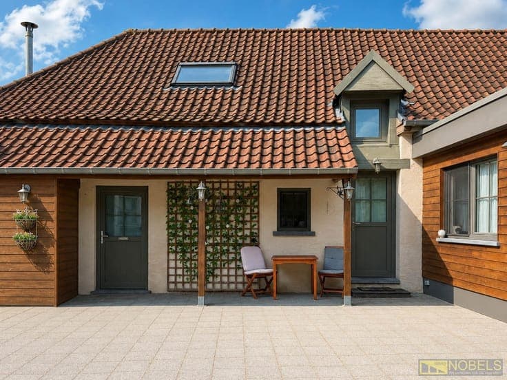 Te koop, gezellige woning met polyvalent bijgebouw in een...