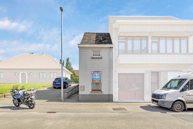 House in need of renovation in a convenient location in Mere