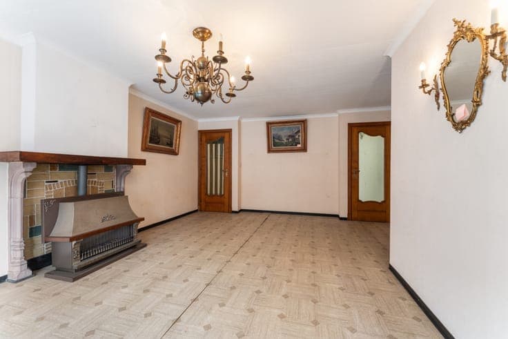 Zeer ruime te renoveren woning in centrum met 5 slpks. & ...