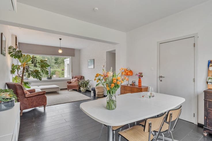 Goed gelegen, vrijstaande en lichtrijke woning met een op...