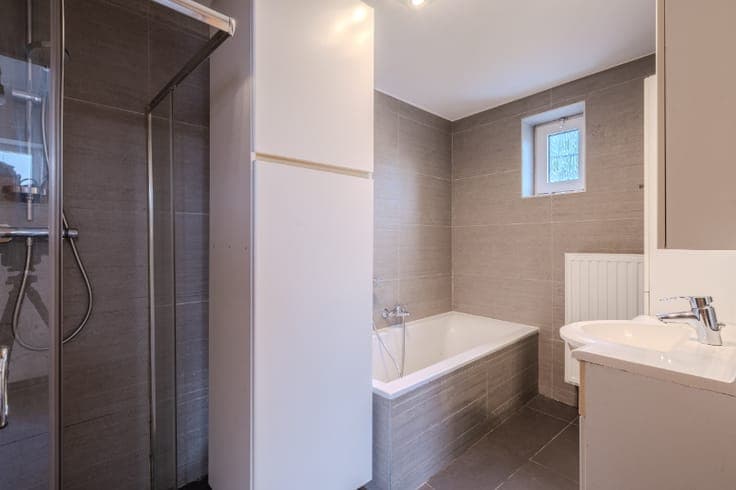 Zeer goed gelegen halfopen woning met zonnige tuin met ta...