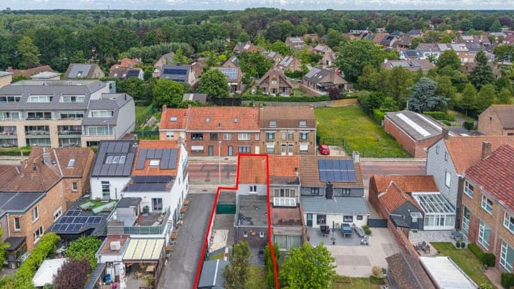 Zeer goed gelegen halfopen woning met zonnige tuin met ta...
