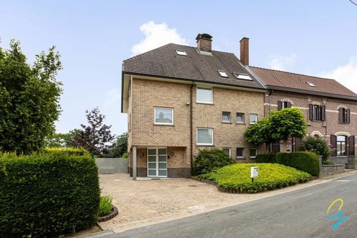 FOR SALE: Spacious family home with garden in Zottegem