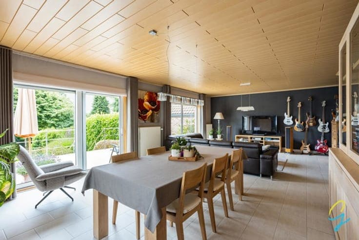 FOR SALE: Spacious family home with garden in Zottegem
