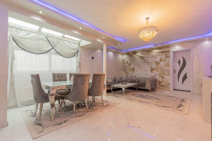 Fully renovated home (2023) with kangaroo living area and...